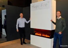 Patrick van den Berg (l) en Paolo Matarrese bij de Magic Fire van Safretti. Magic-Fire is een elektrisch vuur dat wordt gecreëerd door fijne watermist te verlichten. De branders zijn uitgerust met waterreservoirs waar het water wordt verwarmd, het water verdampt vervolgens en door de mist te verlichten ontstaat een rook/vlameffect.